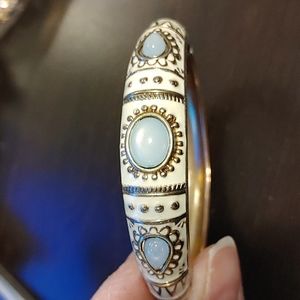 Hinged bangle bracelet